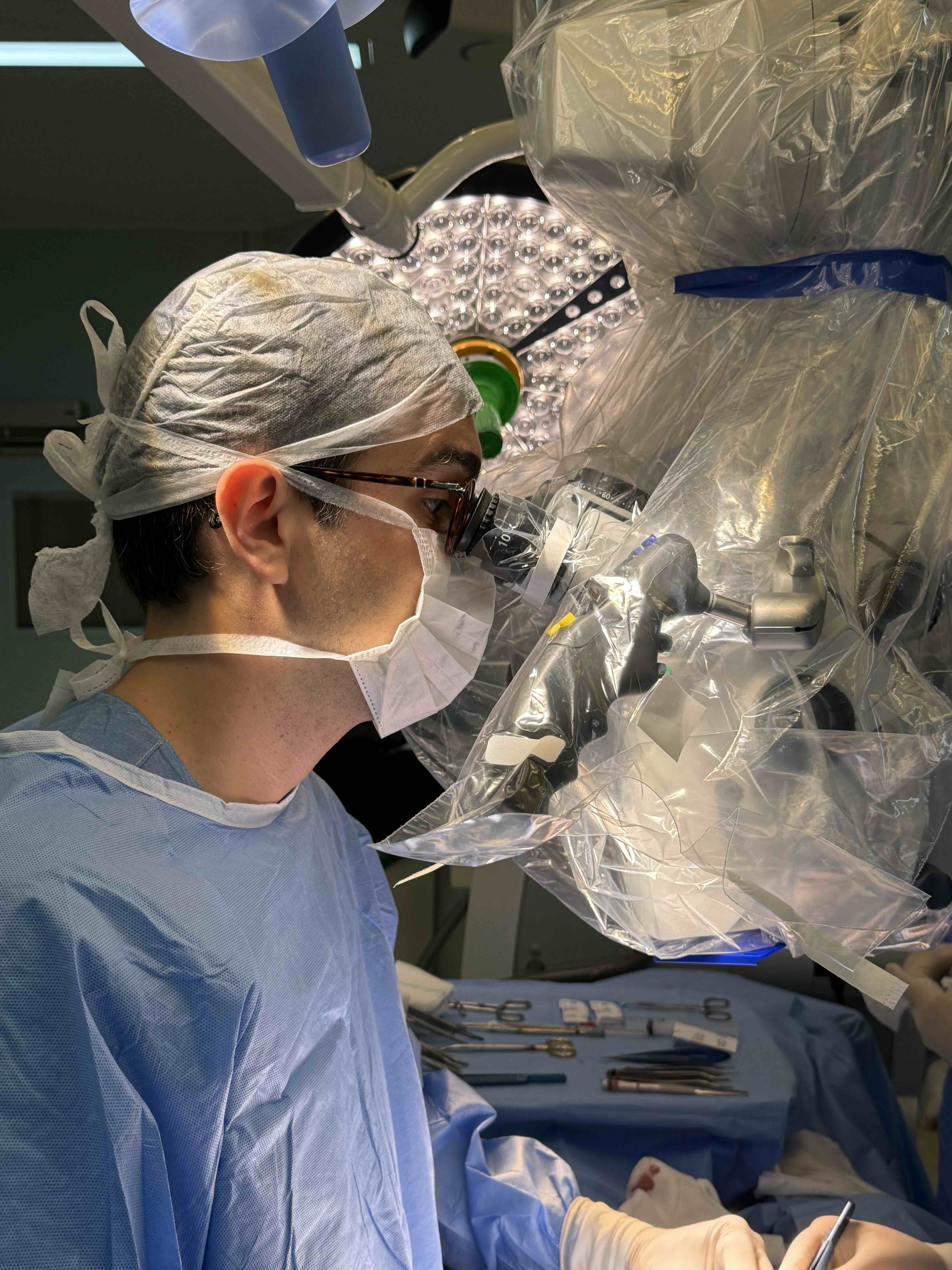 Dr. Henrique Cury Fernandes realizando microcirurgia de varicocele com microscópio Zeiss